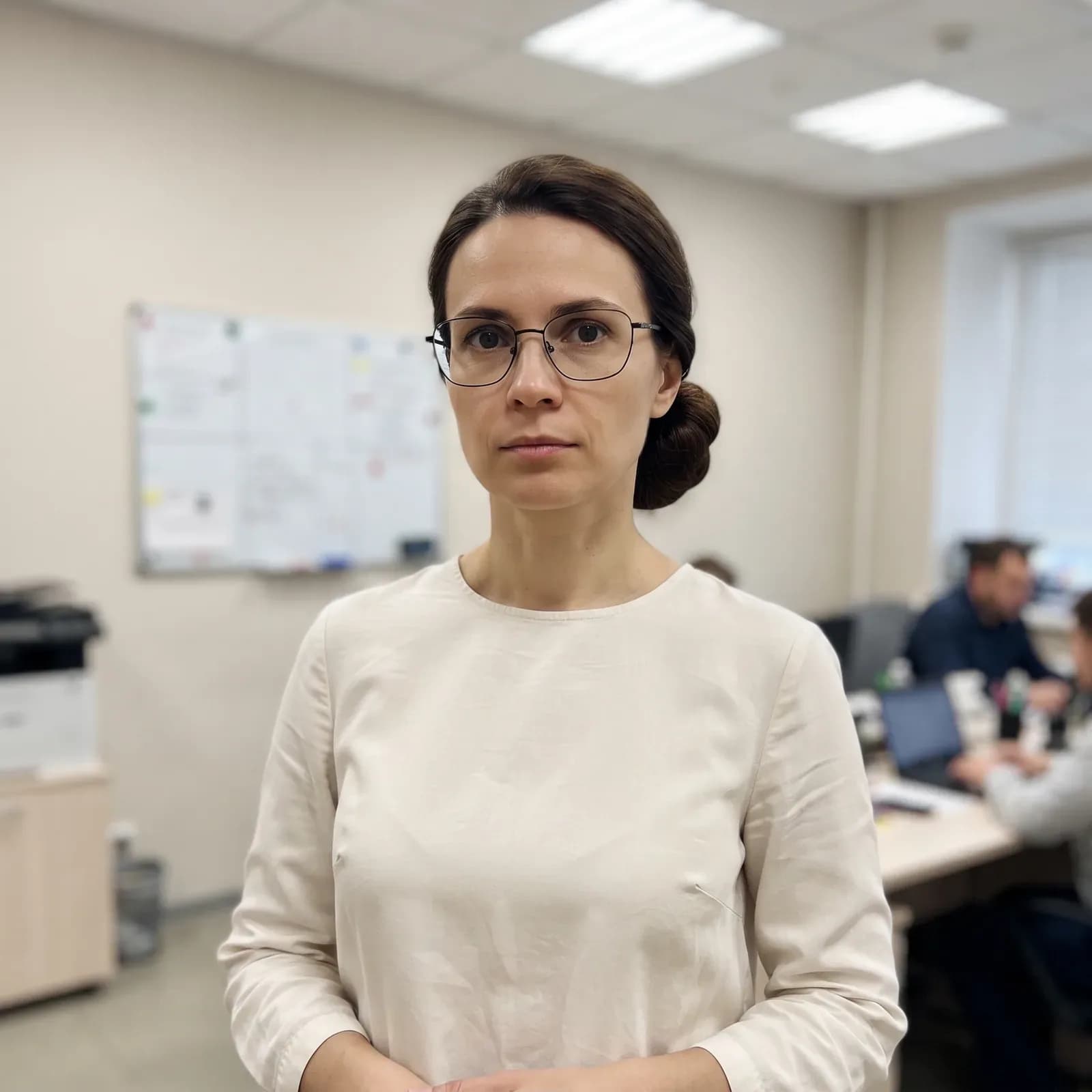 Рабочий портрет женщины в очках в офисе