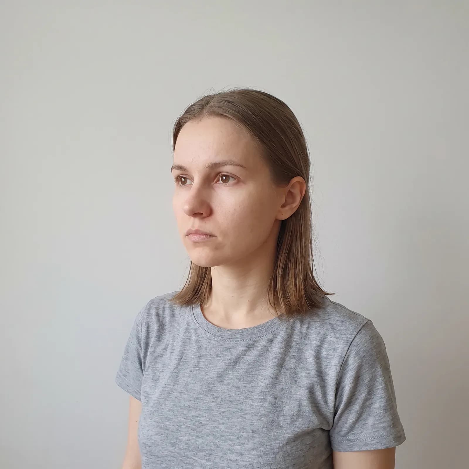 Тот же человек, голова повёрнута на три четверти